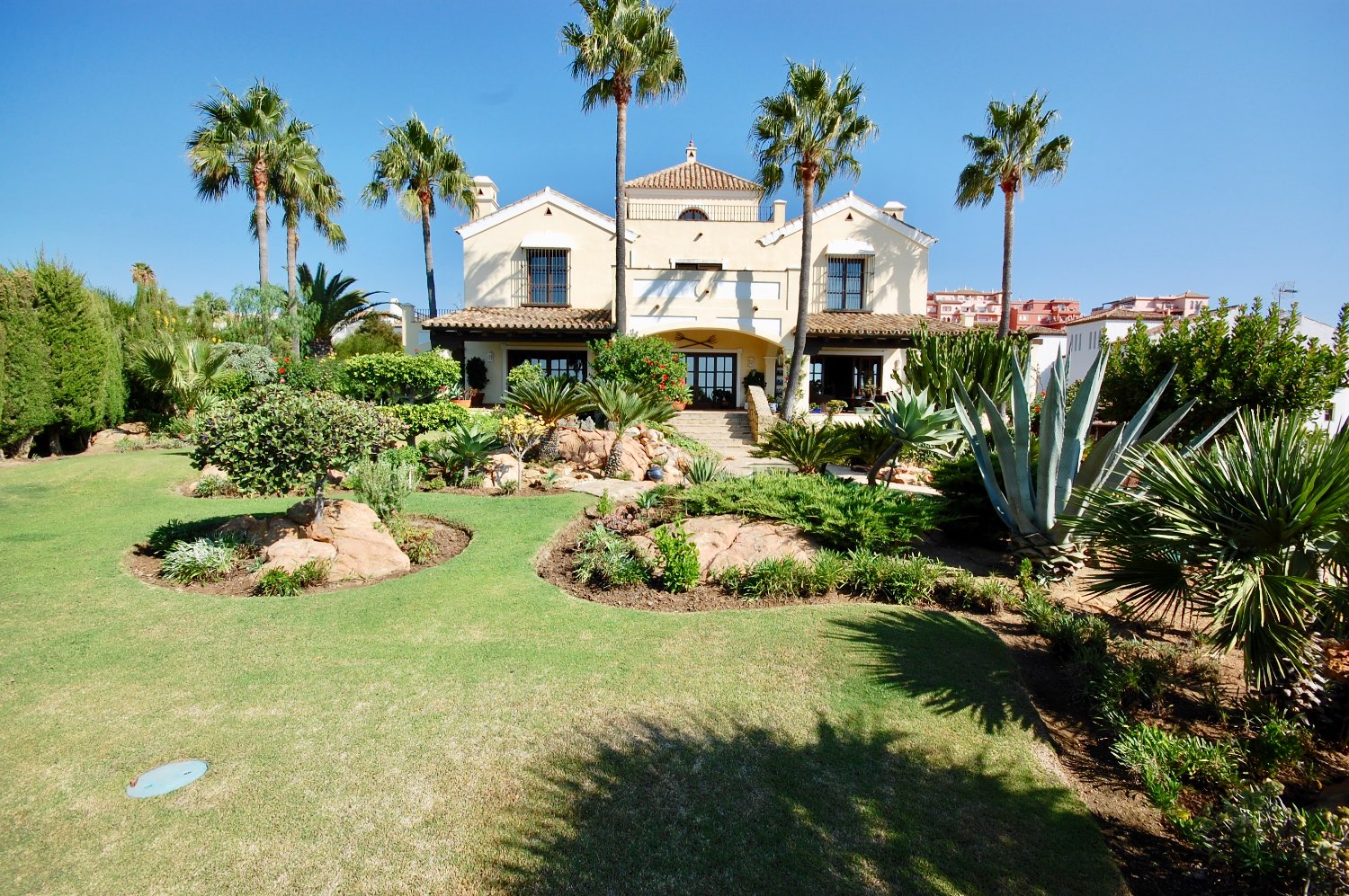Atemberaubende Villa mit privatem Garten und Pool, mit Blick auf Marina, Golfplatz und Meer!