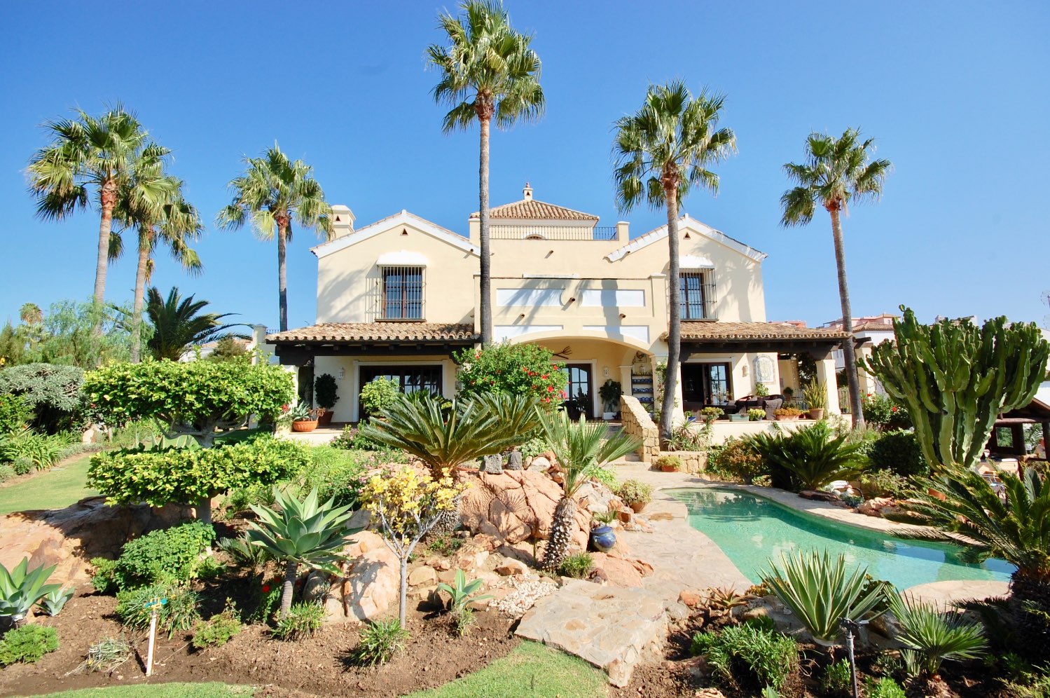 Atemberaubende Villa mit privatem Garten und Pool, mit Blick auf Marina, Golfplatz und Meer!