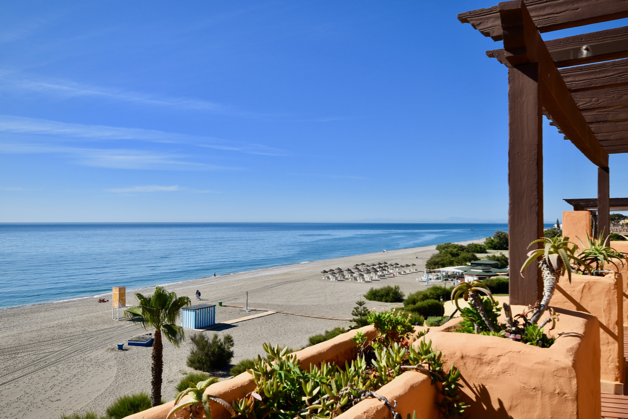 Luxury penthouse frontline to the sea in Los Granados - La Duquesa!