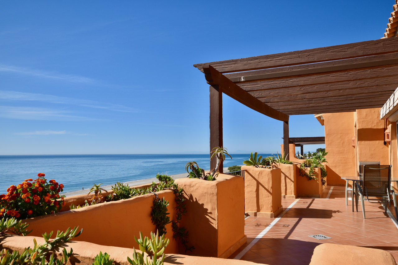 Luxury penthouse frontline to the sea in Los Granados - La Duquesa!