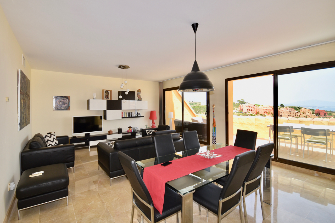 Spectacular penthouse with sea views in Duquesa