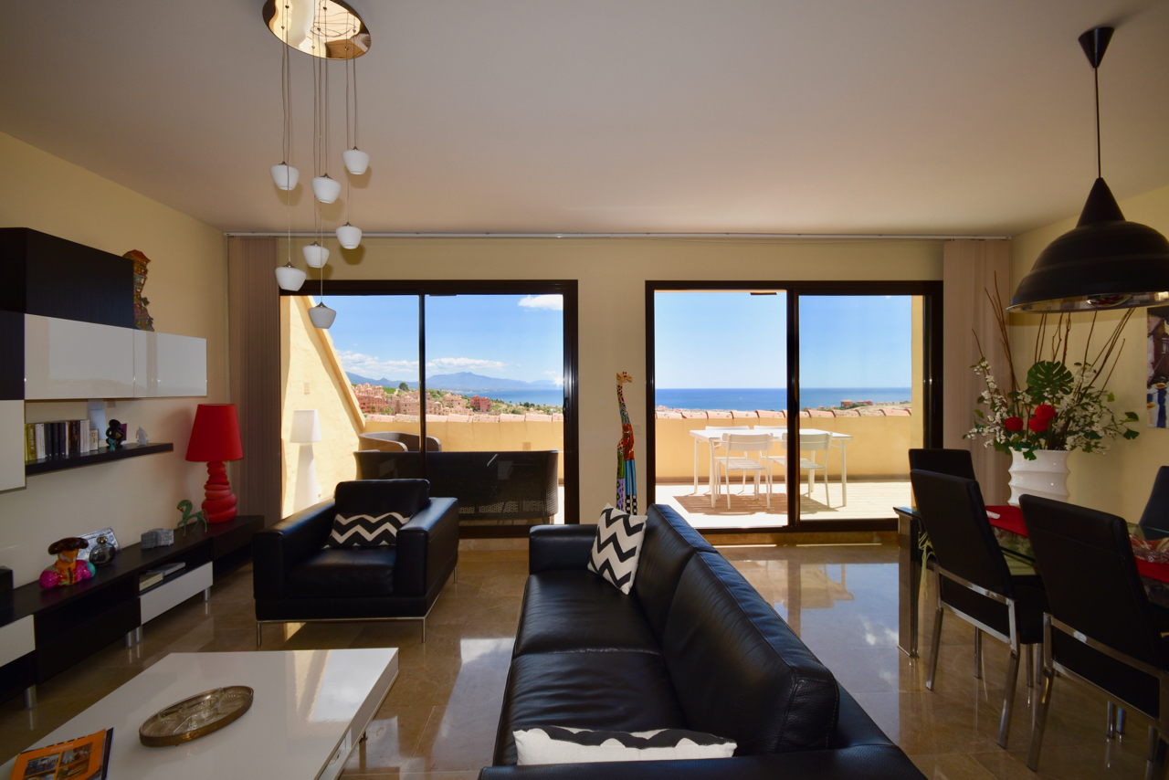 Spectacular penthouse with sea views in Duquesa