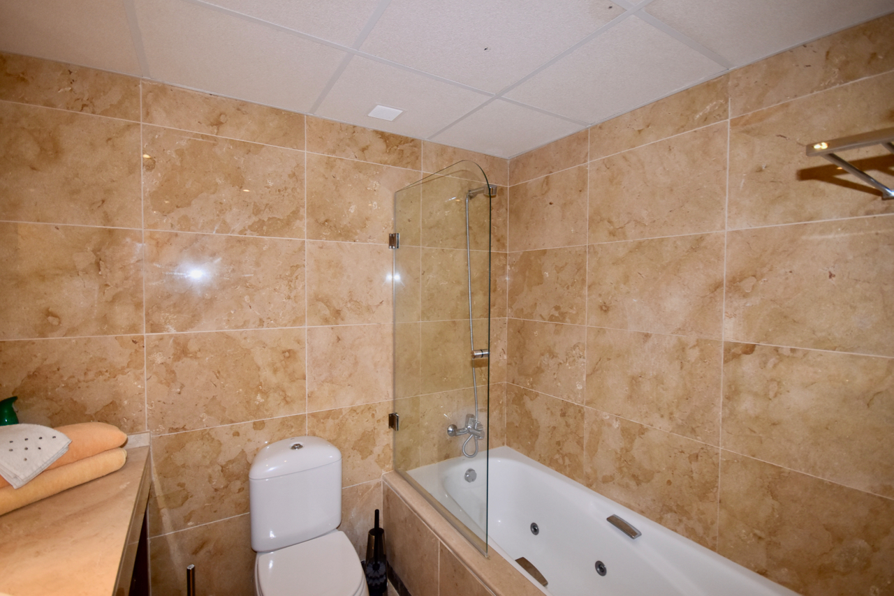 Spectacular penthouse with sea views in Duquesa