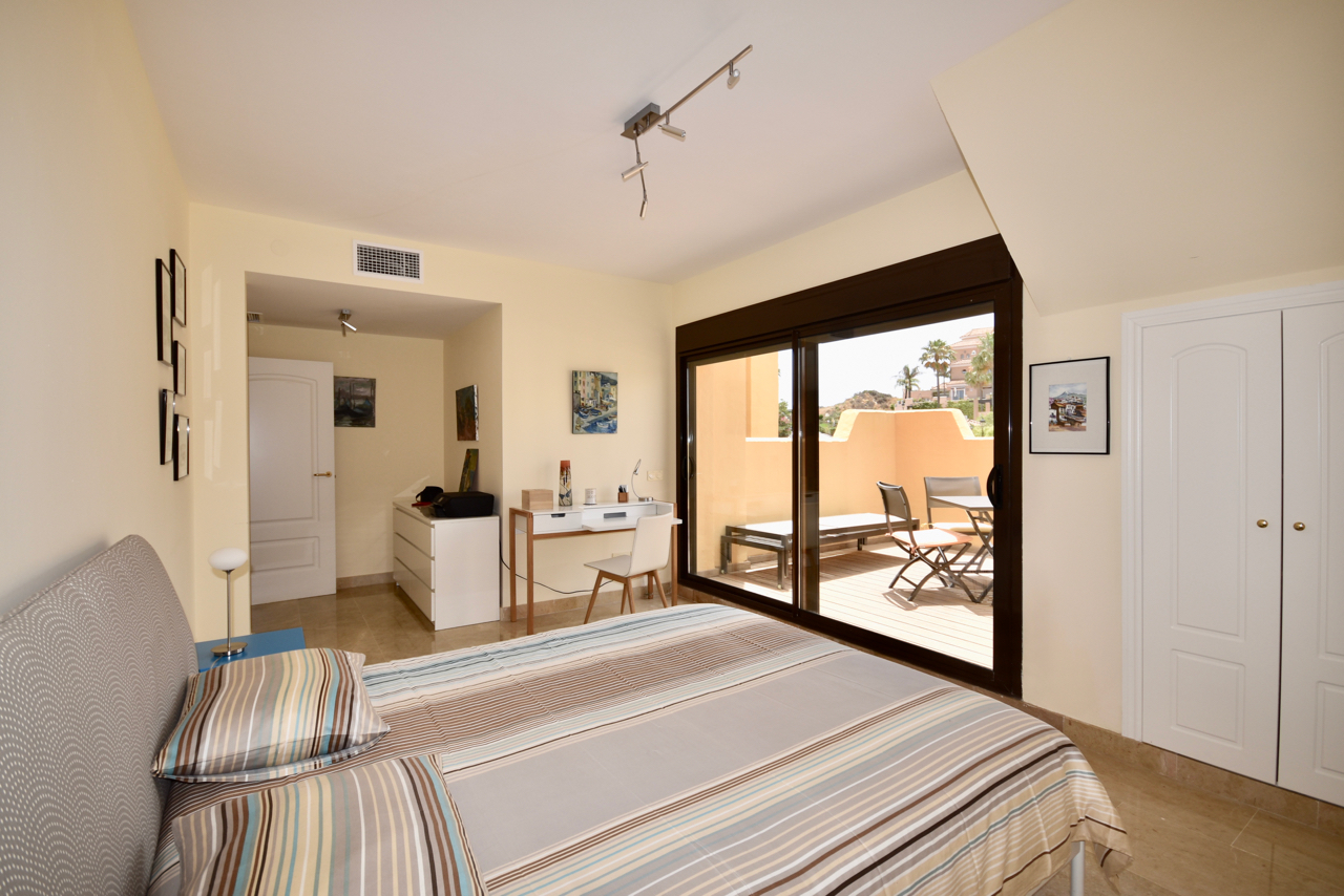 Spectacular penthouse with sea views in Duquesa