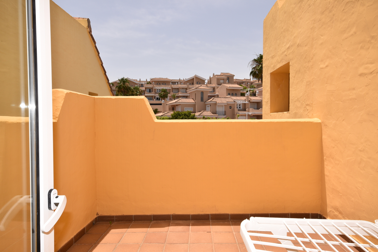 Spectacular penthouse with sea views in Duquesa