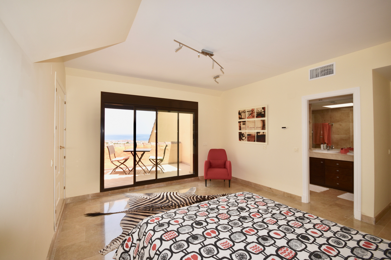 Spectacular penthouse with sea views in Duquesa