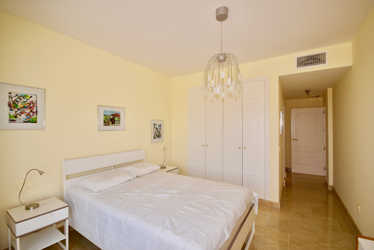 Spectacular penthouse with sea views in Duquesa