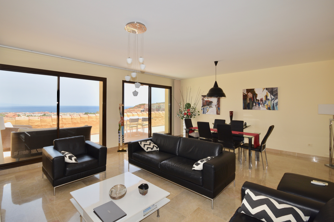 Spectacular penthouse with sea views in Duquesa
