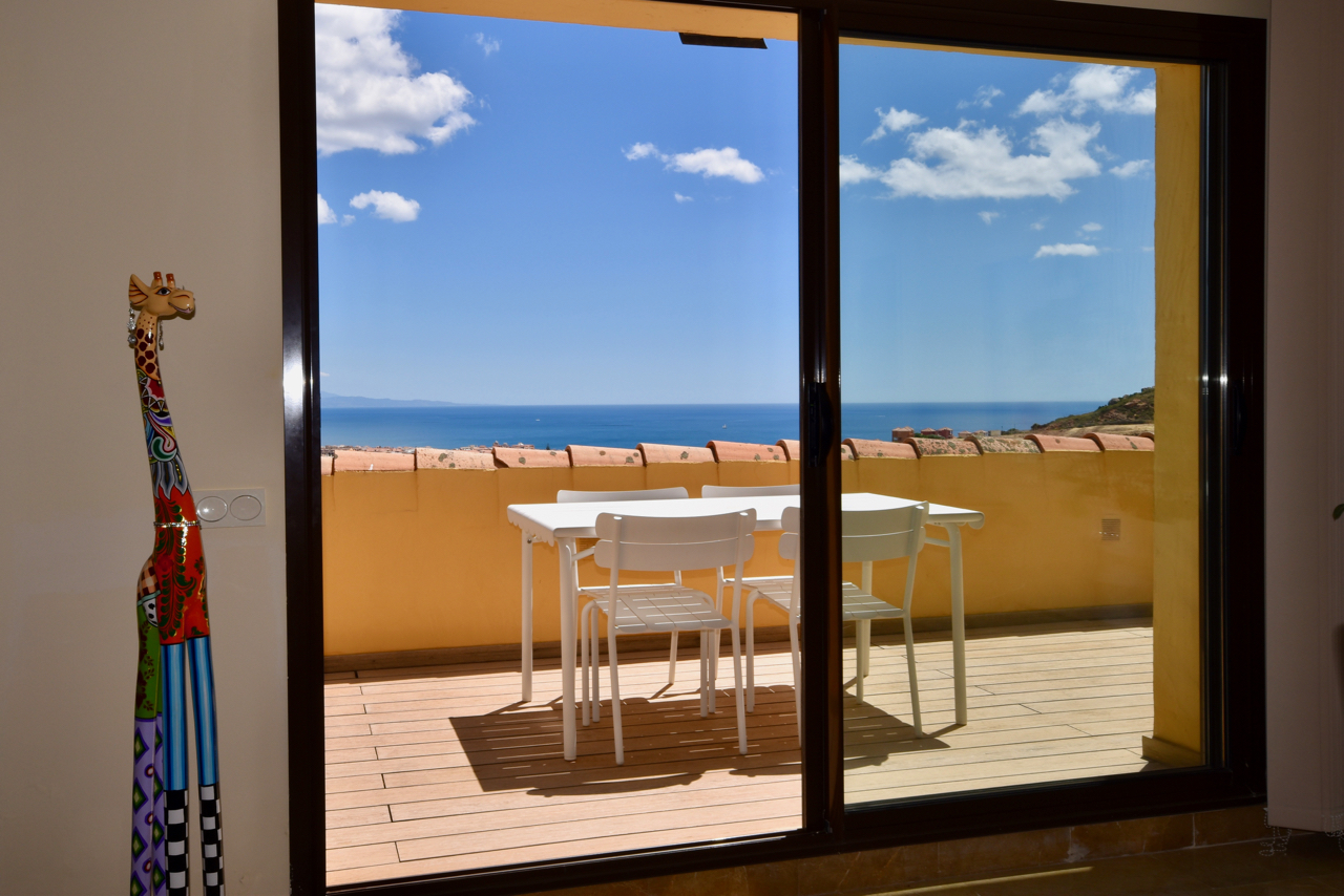 Spectacular penthouse with sea views in Duquesa