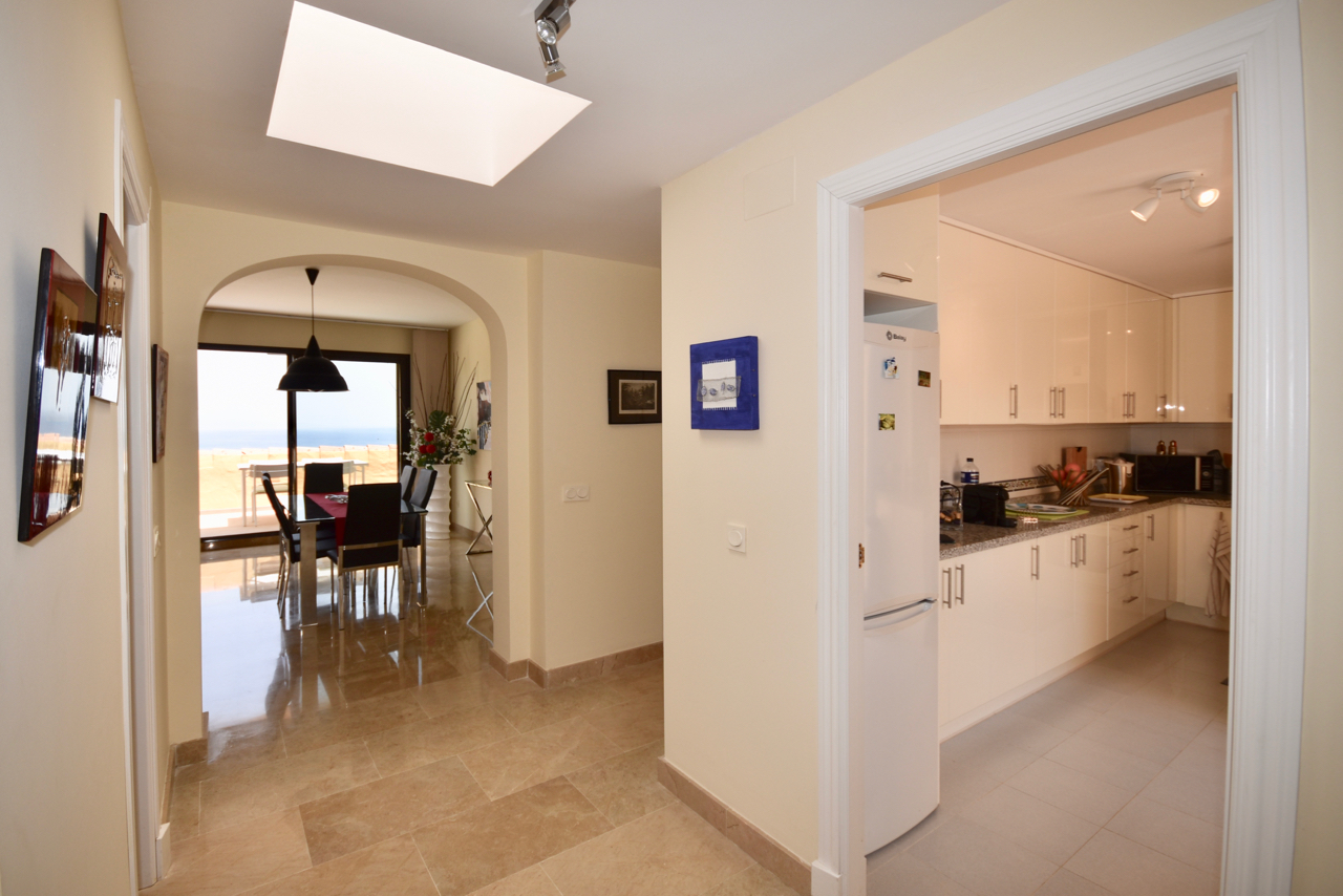 Spectacular penthouse with sea views in Duquesa