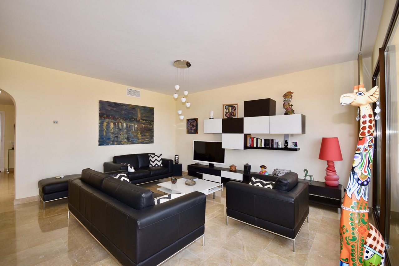 Spectacular penthouse with sea views in Duquesa