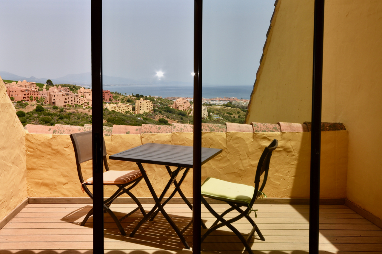 Spectacular penthouse with sea views in Duquesa