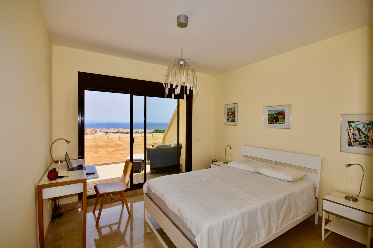 Spectacular penthouse with sea views in Duquesa