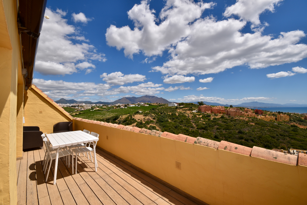 Spectacular penthouse with sea views in Duquesa