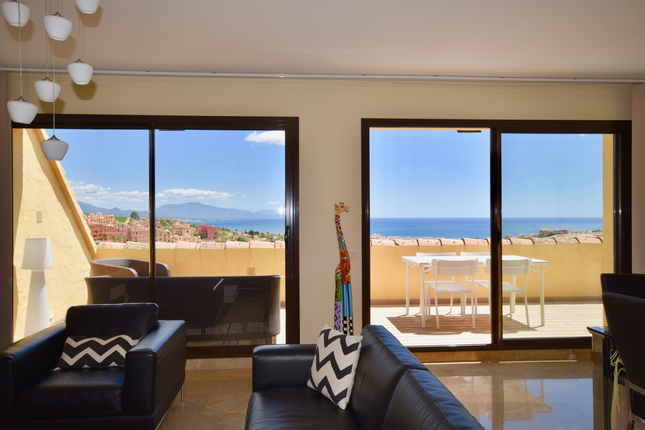 Spectacular penthouse with sea views in Duquesa