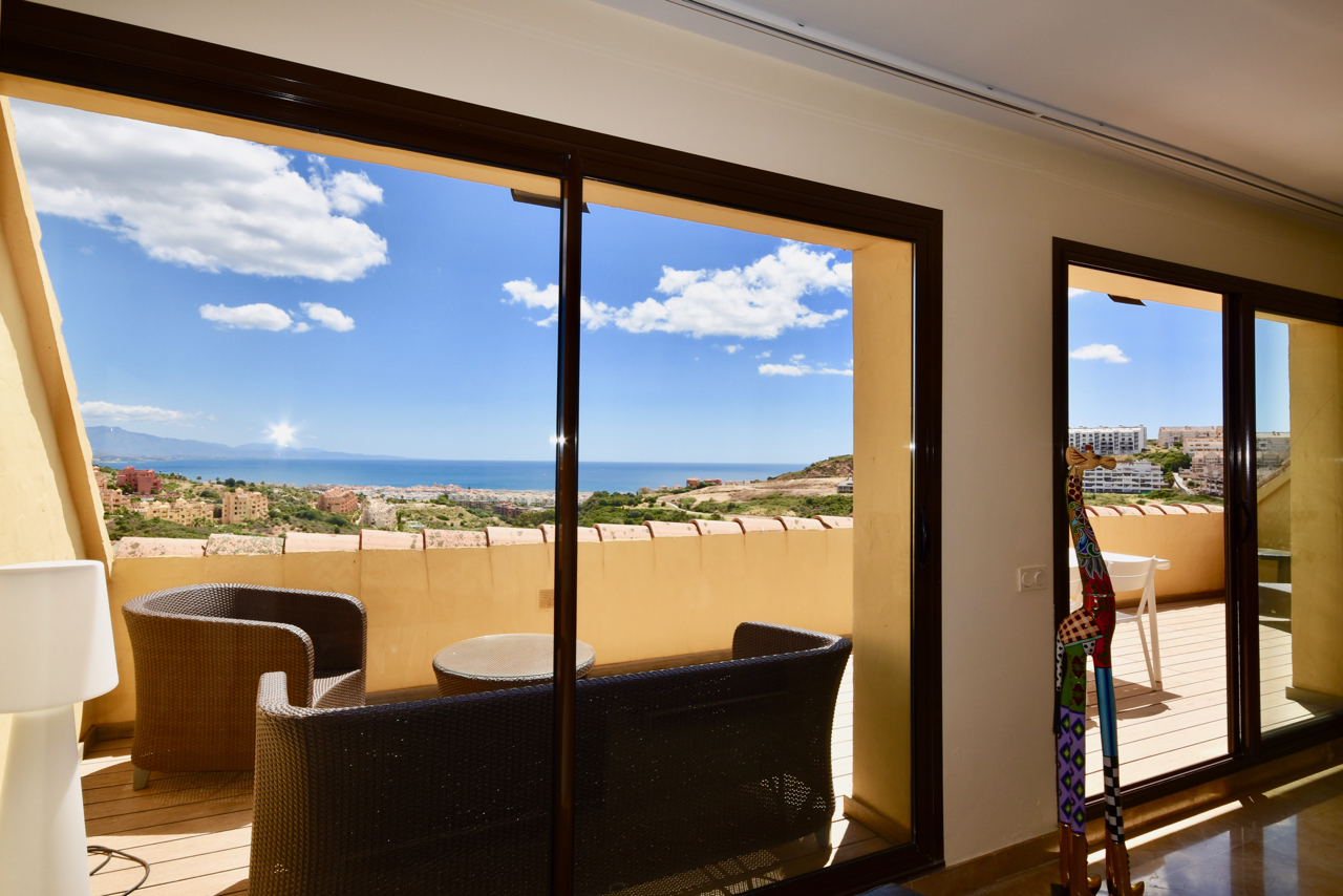 Spectacular penthouse with sea views in Duquesa