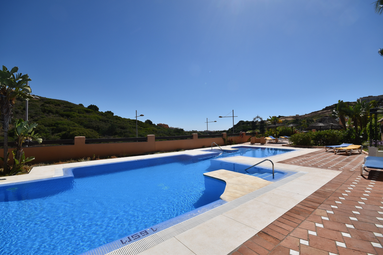 Spectacular penthouse with sea views in Duquesa