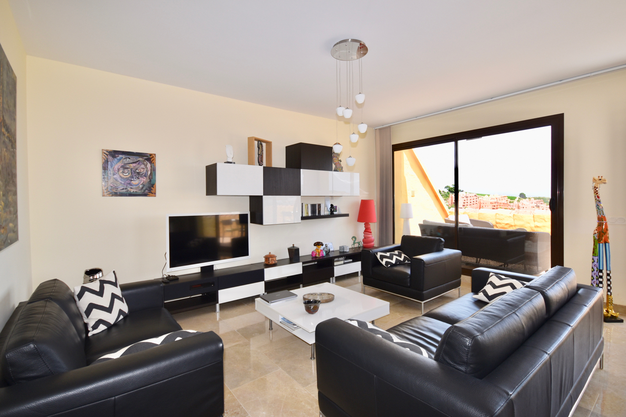 Spectacular penthouse with sea views in Duquesa