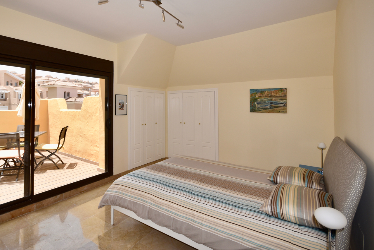 Spectacular penthouse with sea views in Duquesa
