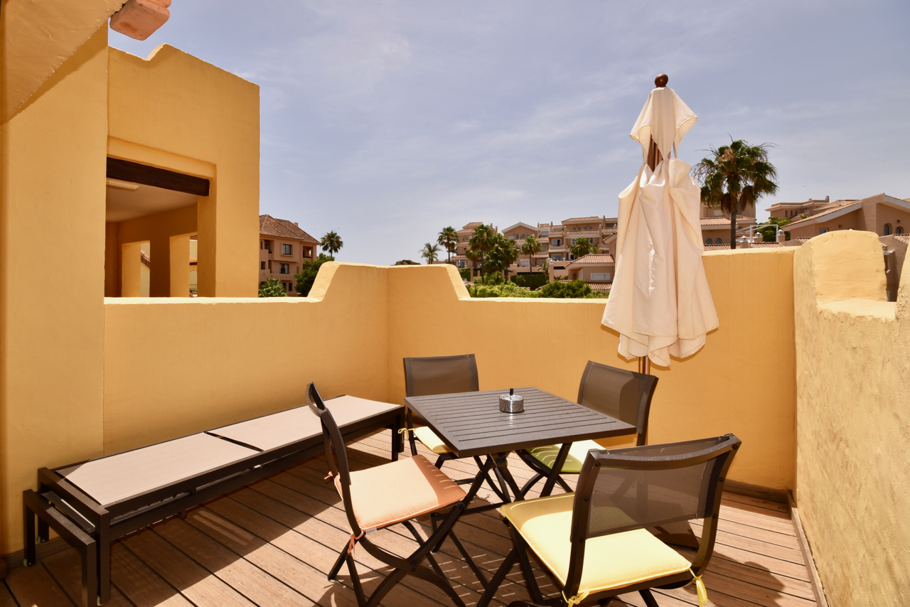Spectacular penthouse with sea views in Duquesa
