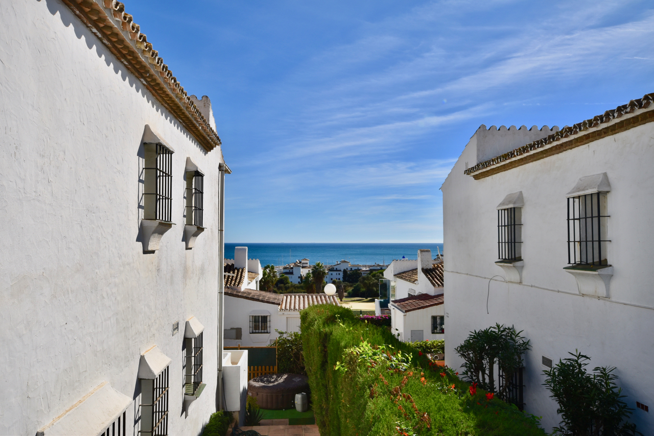 Stylish ground floor apartment recently refurbished close to the Marina de la Duquesa