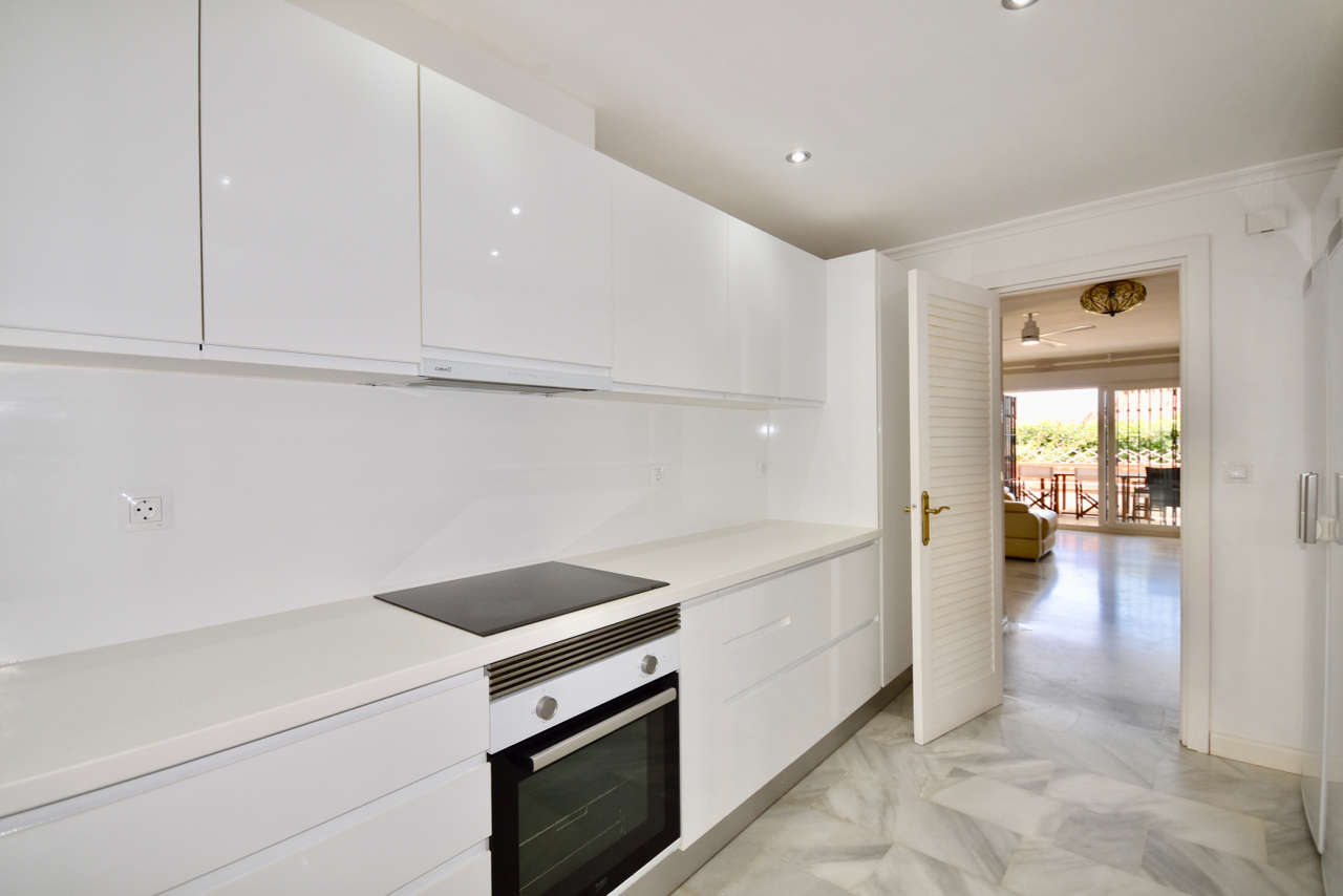 Elegante apartamento en planta baja recientemente reformado cerca de la Marina de la Duquesa