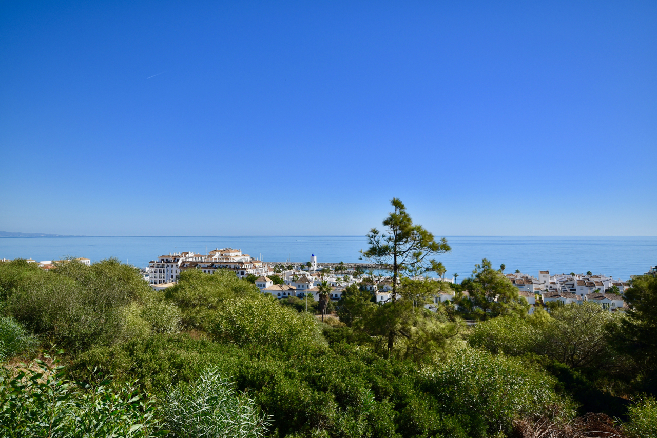 Villa in prime location, front-line golf, with stunning sea views in Duquesa!
