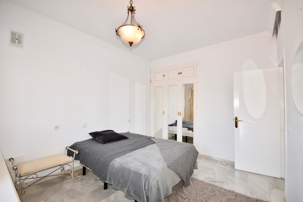 Villa in prime location, front-line golf, with stunning sea views in Duquesa!