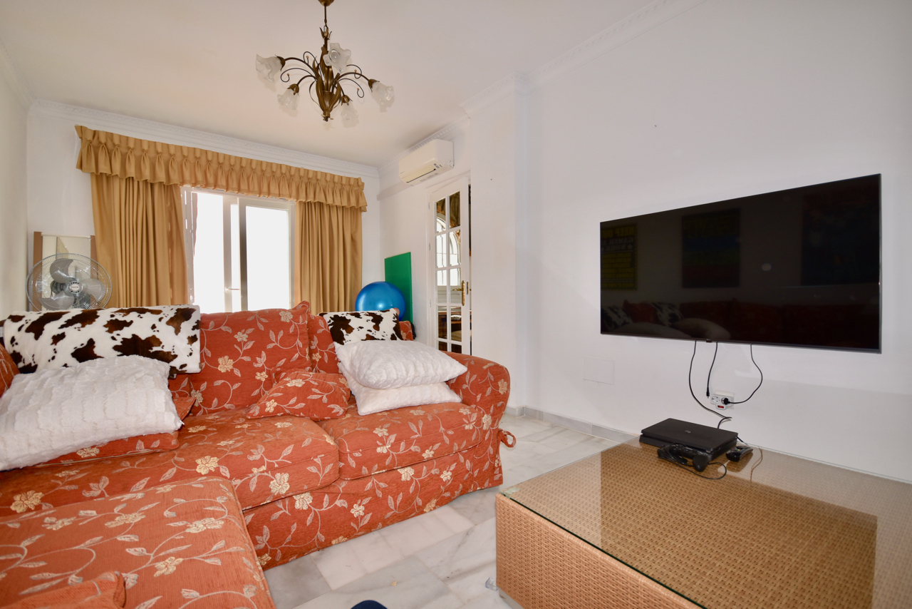 Villa in prime location, front-line golf, with stunning sea views in Duquesa!