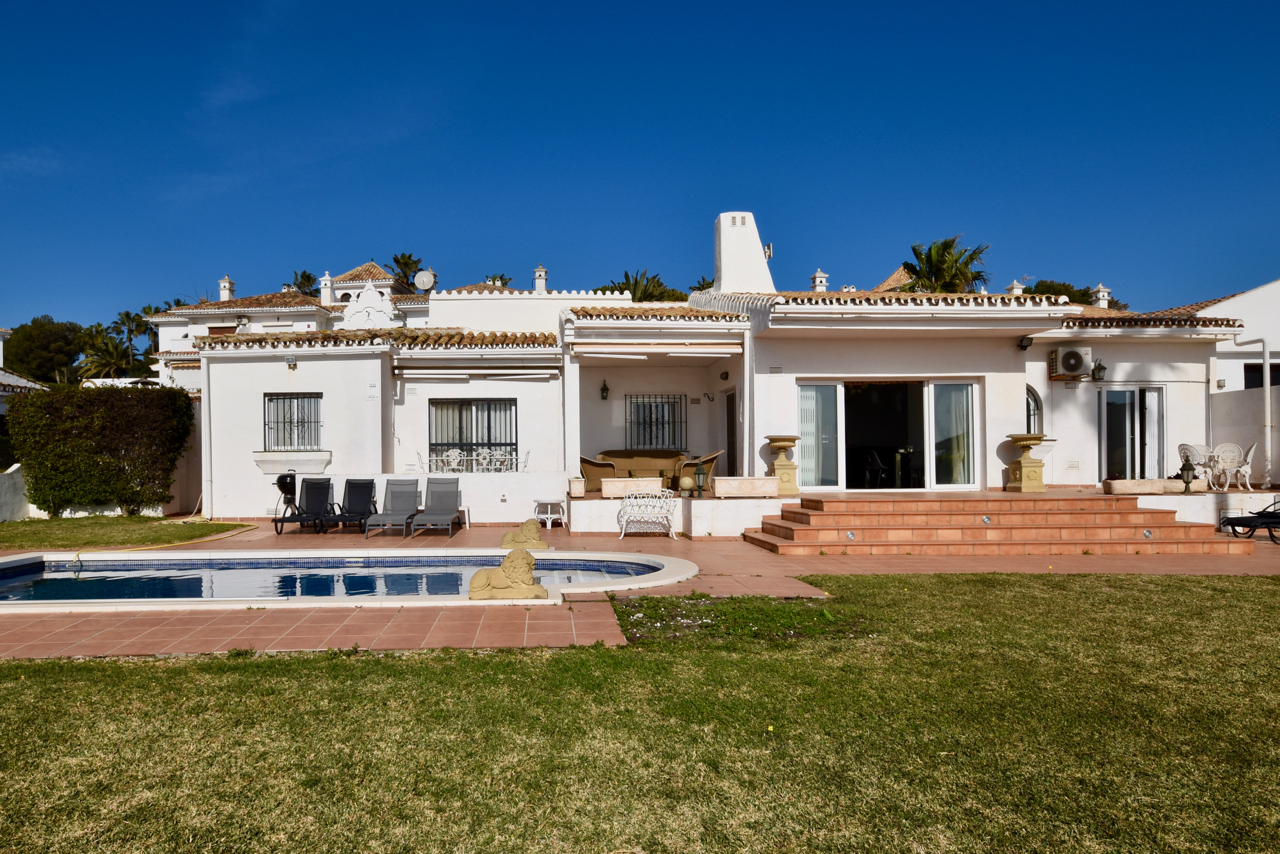 Villa in prime location, front-line golf, with stunning sea views in Duquesa!