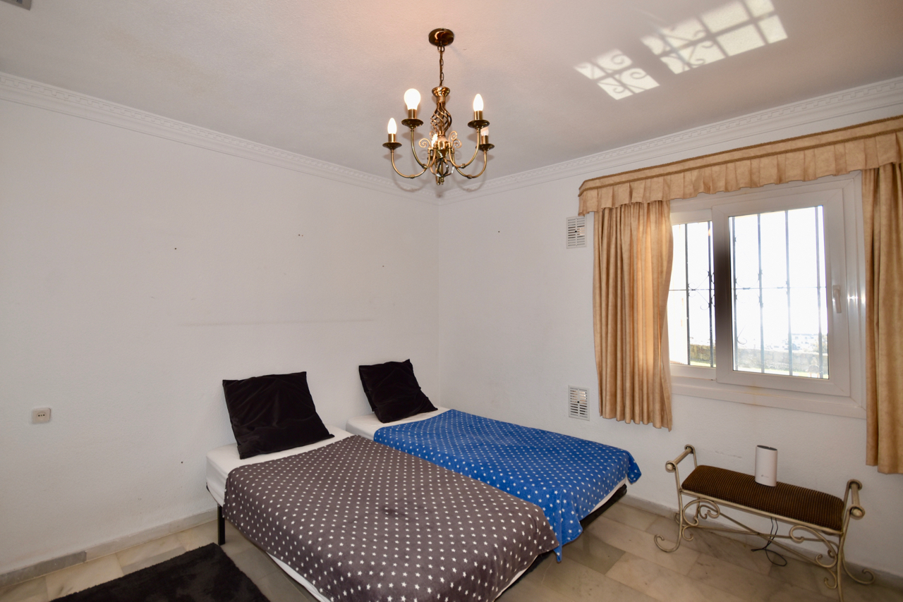 Villa in prime location, front-line golf, with stunning sea views in Duquesa!