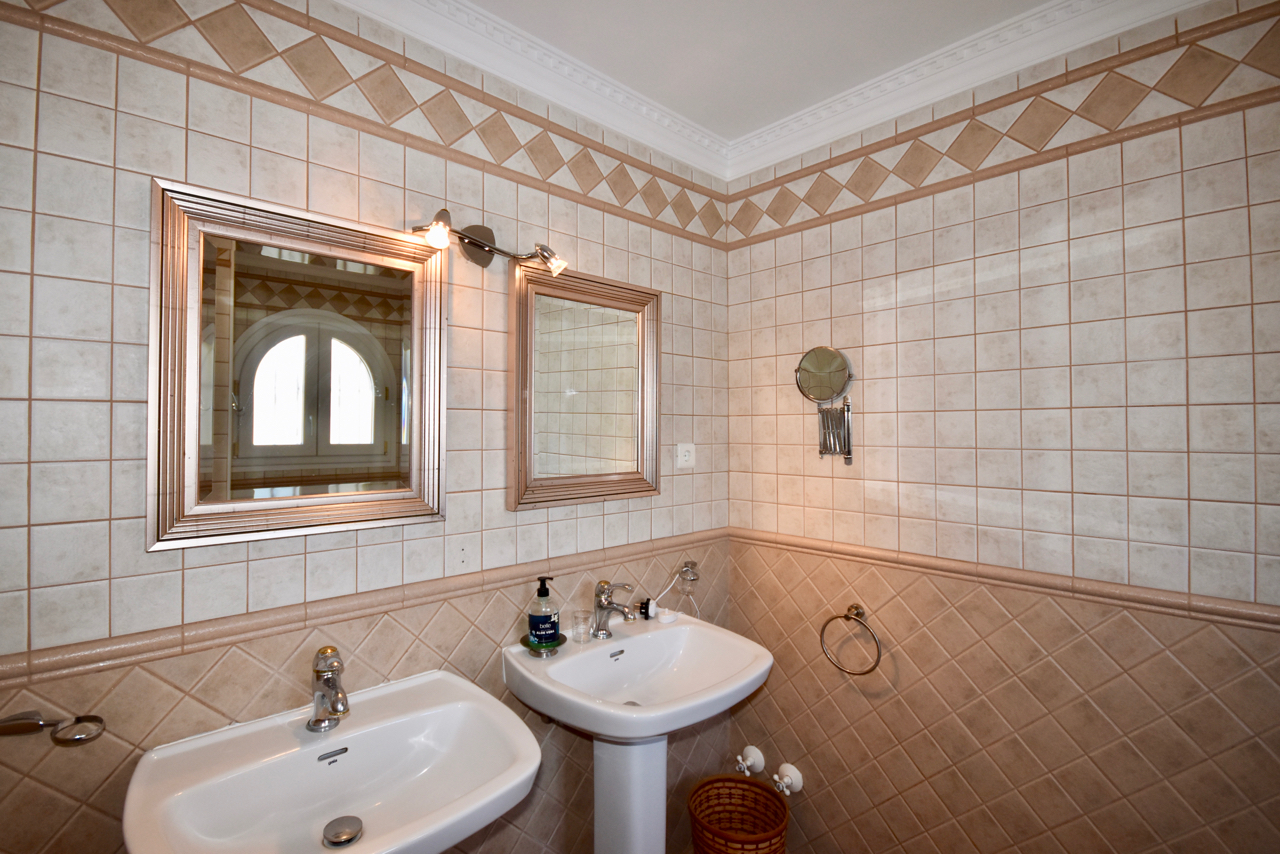 Villa in prime location, front-line golf, with stunning sea views in Duquesa!