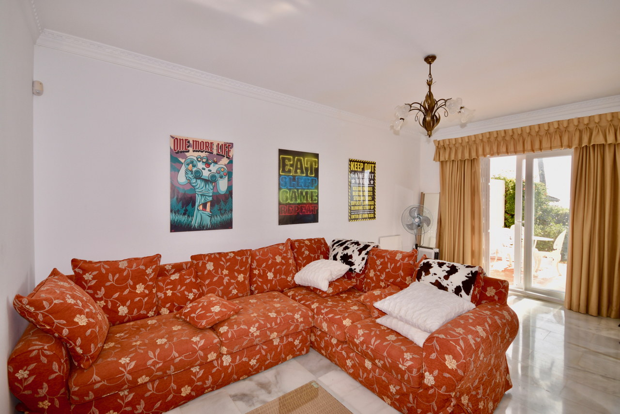 Villa in prime location, front-line golf, with stunning sea views in Duquesa!