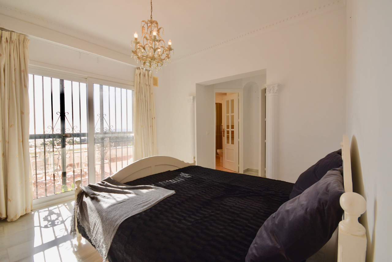 Villa in prime location, front-line golf, with stunning sea views in Duquesa!