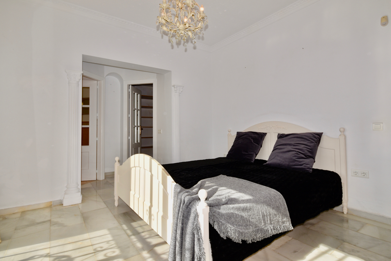 Villa in prime location, front-line golf, with stunning sea views in Duquesa!