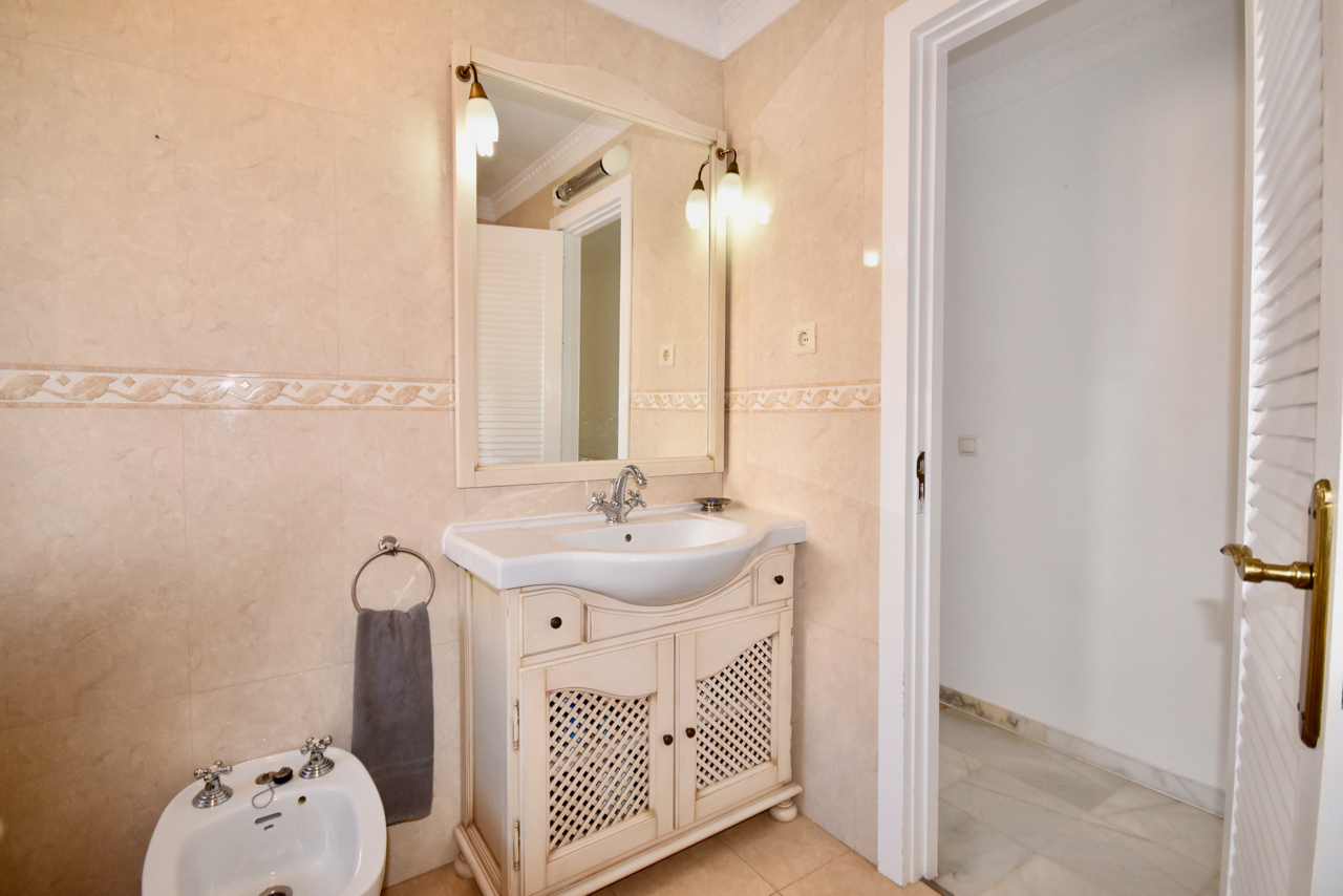 Villa in prime location, front-line golf, with stunning sea views in Duquesa!