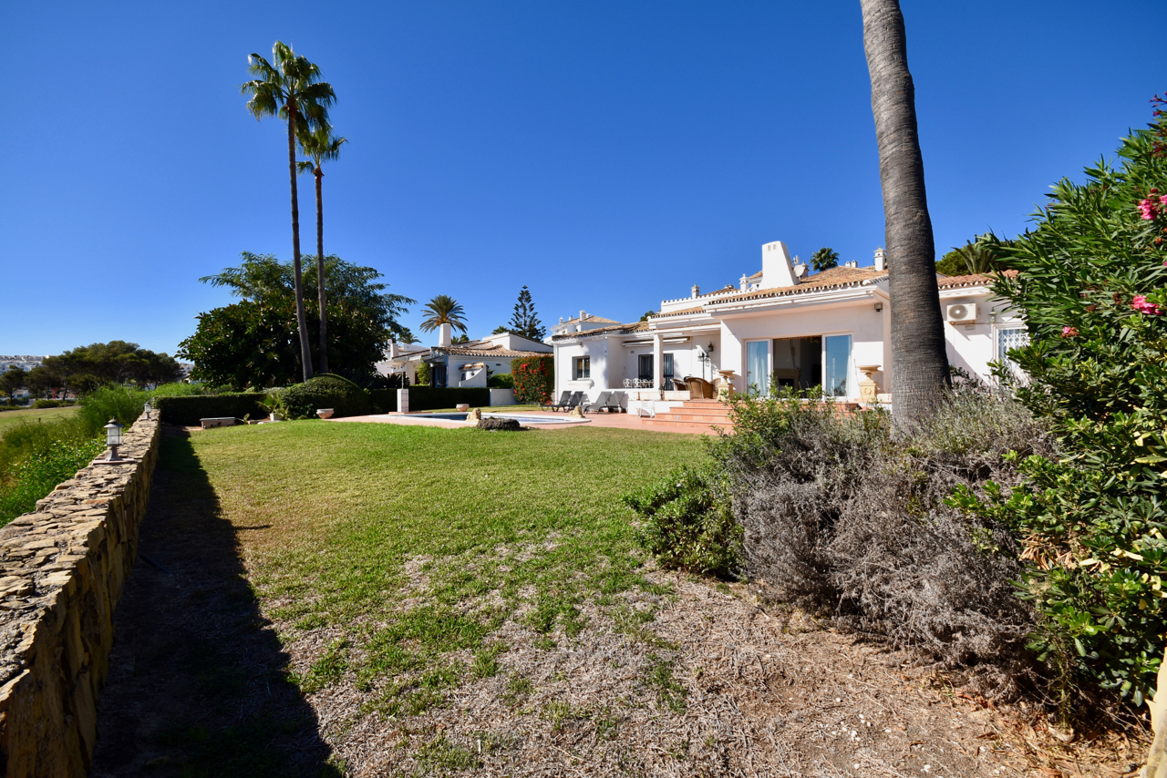 Villa in prime location, front-line golf, with stunning sea views in Duquesa!