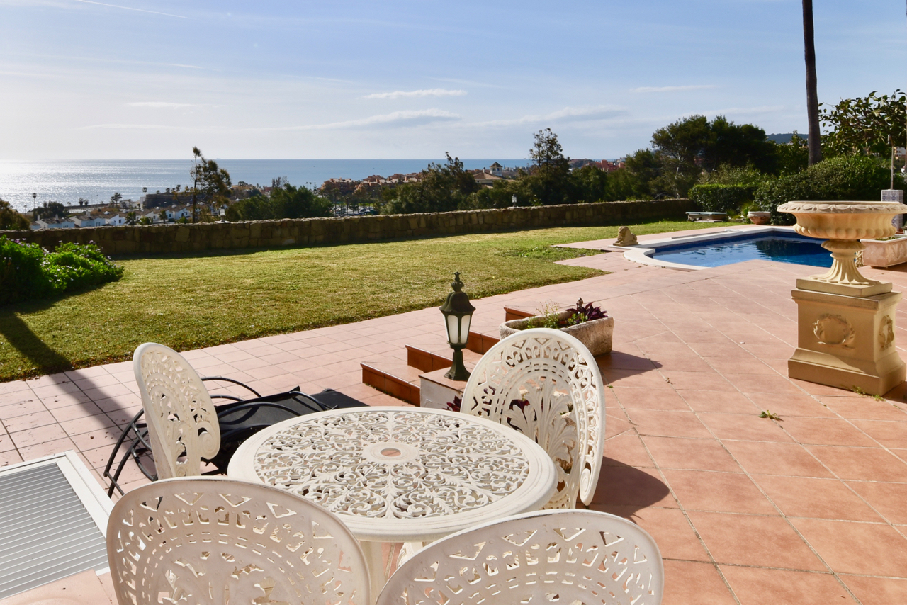 Villa in prime location, front-line golf, with stunning sea views in Duquesa!