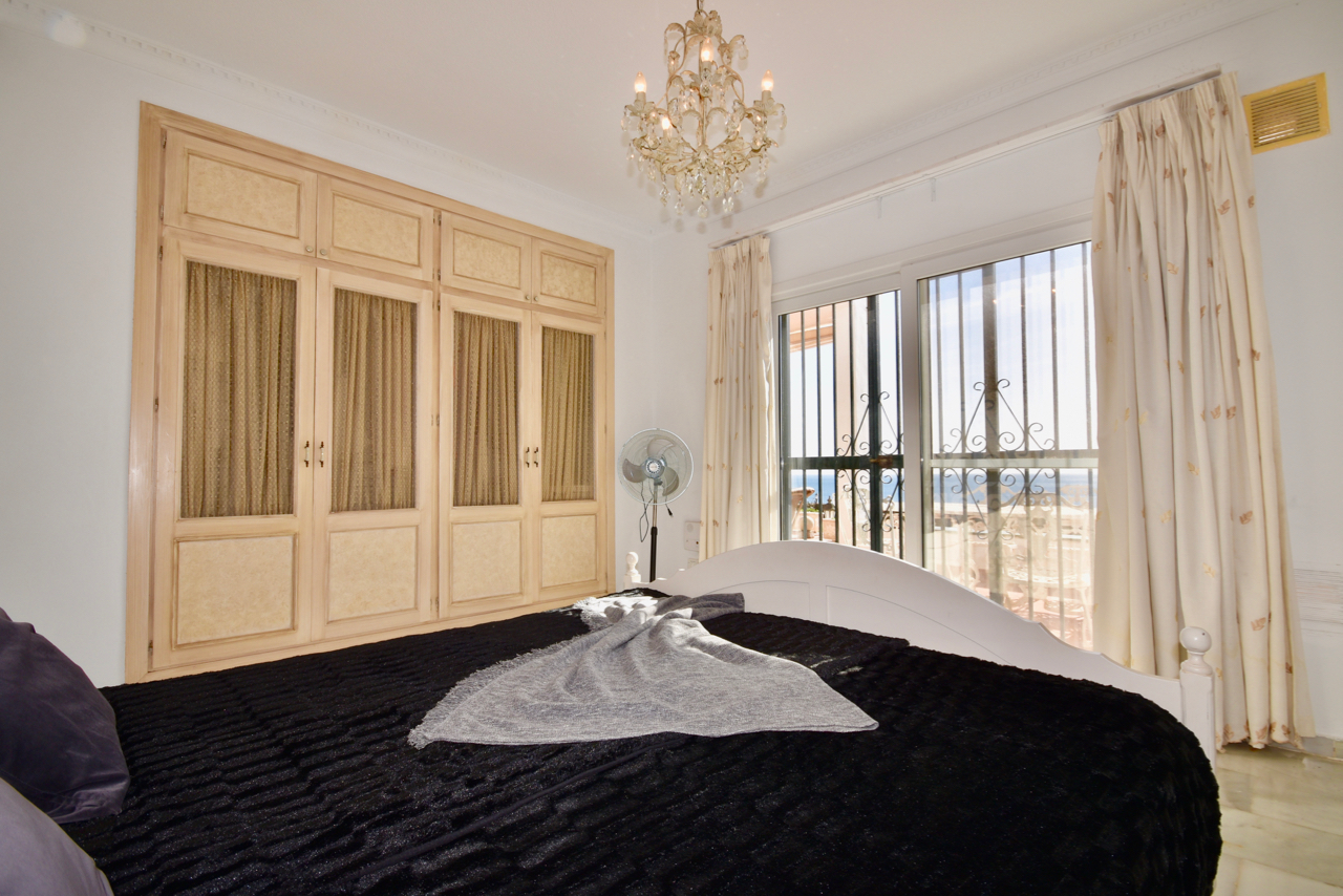 Villa in prime location, front-line golf, with stunning sea views in Duquesa!
