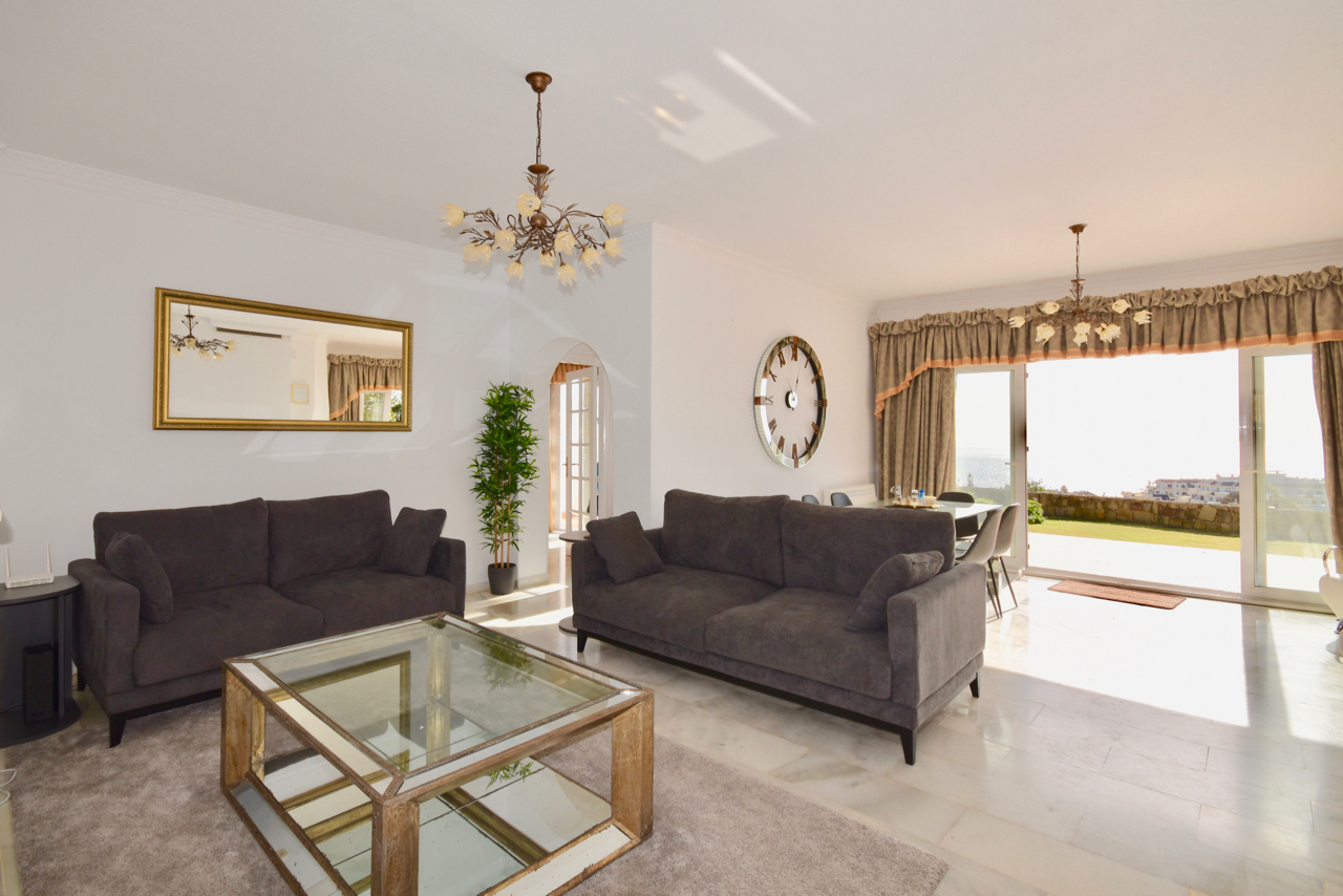 Villa in prime location, front-line golf, with stunning sea views in Duquesa!