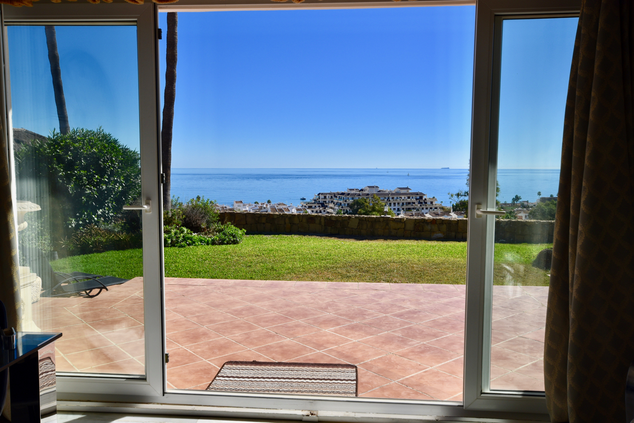 Villa in prime location, front-line golf, with stunning sea views in Duquesa!
