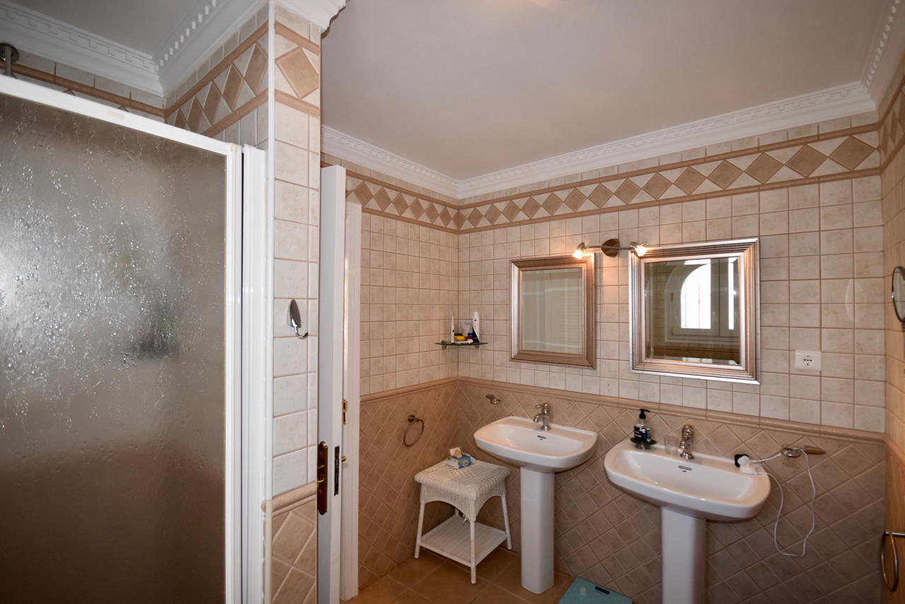 Villa in prime location, front-line golf, with stunning sea views in Duquesa!