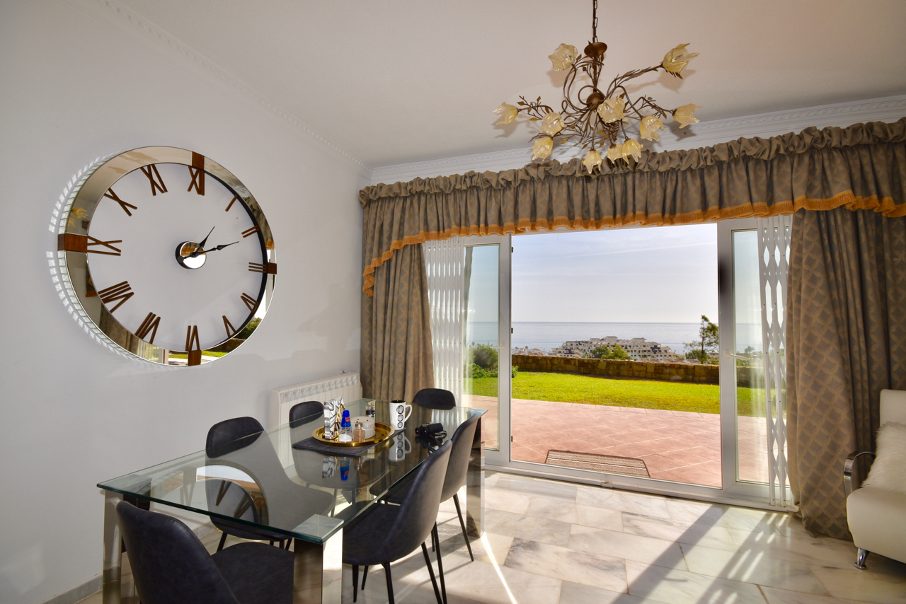 Villa in prime location, front-line golf, with stunning sea views in Duquesa!