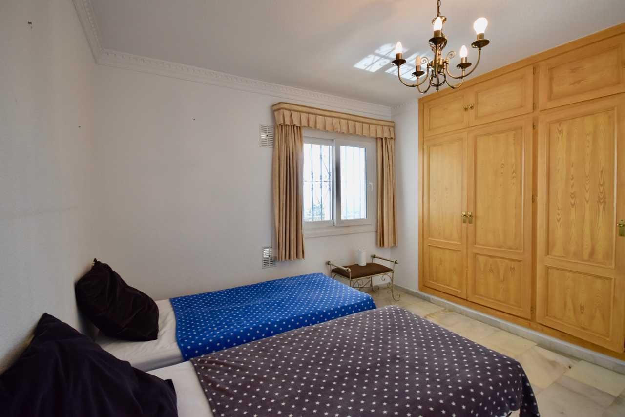 Villa in prime location, front-line golf, with stunning sea views in Duquesa!