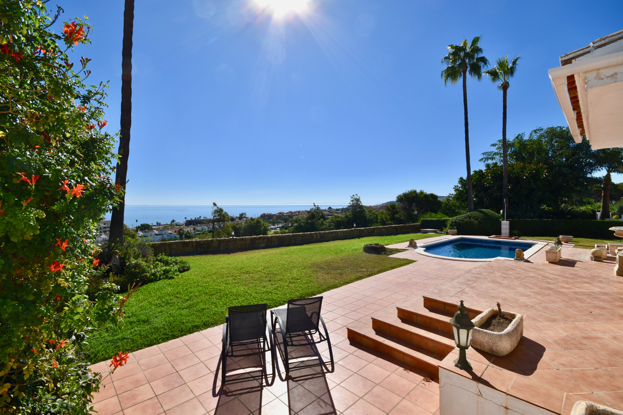 Villa in prime location, front-line golf, with stunning sea views in Duquesa!