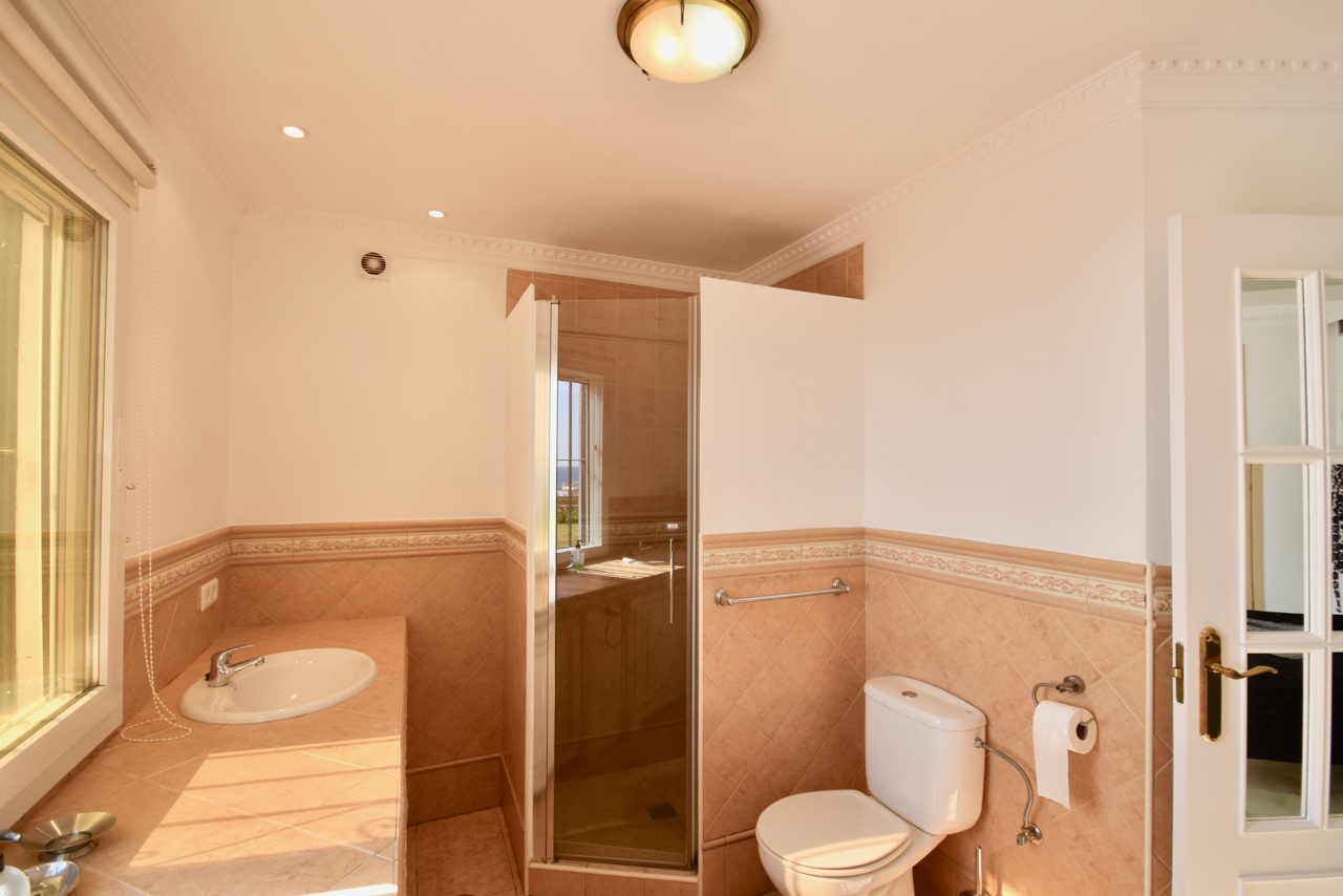 Villa in prime location, front-line golf, with stunning sea views in Duquesa!