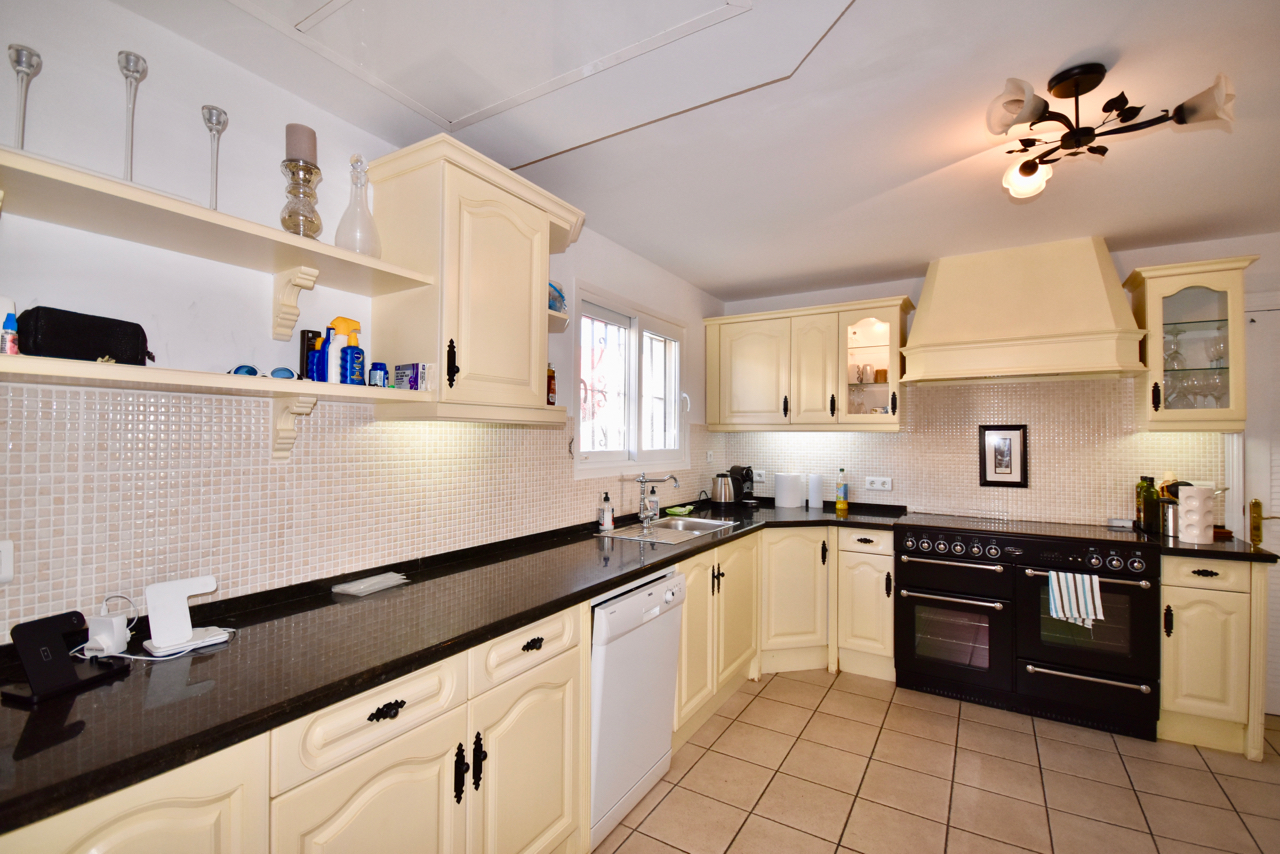 Villa in prime location, front-line golf, with stunning sea views in Duquesa!