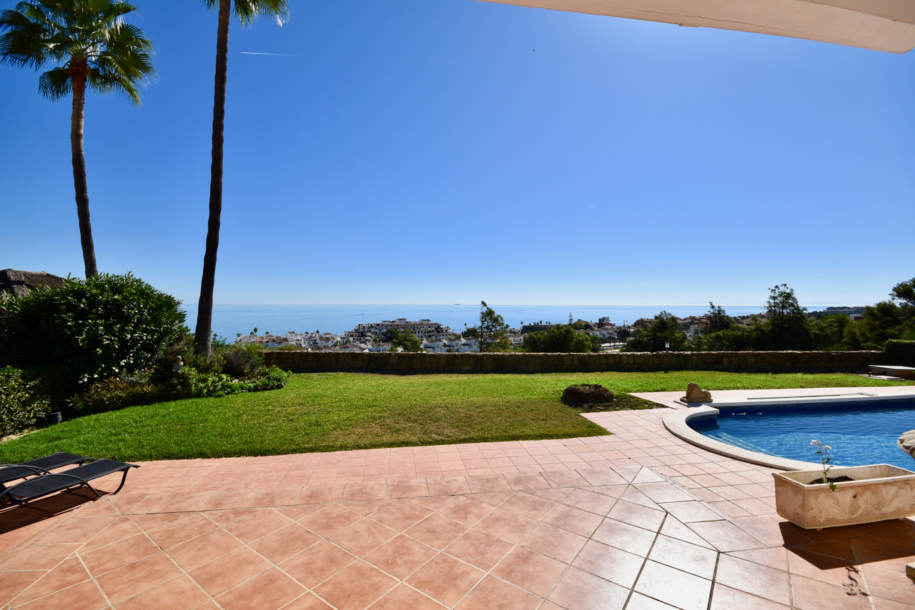 Villa in prime location, front-line golf, with stunning sea views in Duquesa!