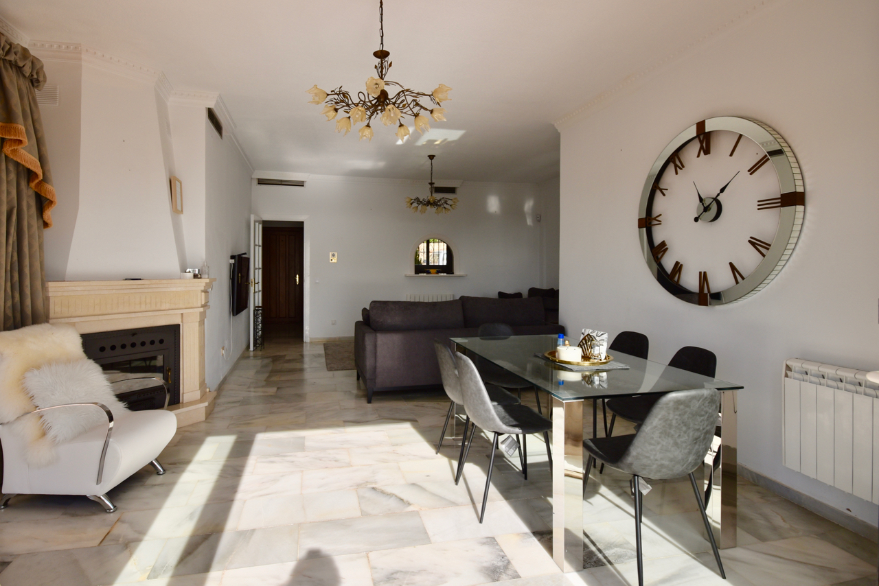 Villa in prime location, front-line golf, with stunning sea views in Duquesa!