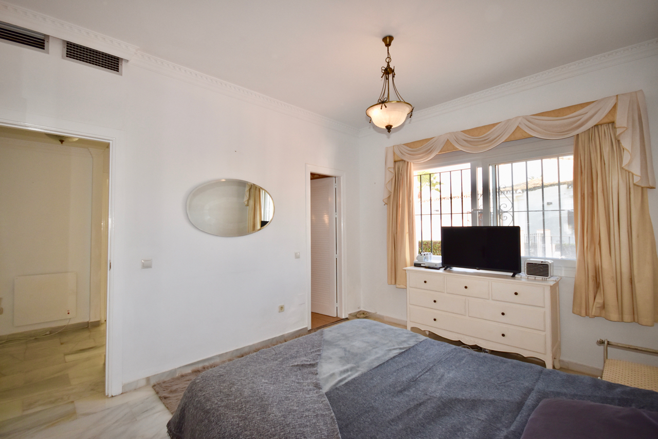 Villa in prime location, front-line golf, with stunning sea views in Duquesa!